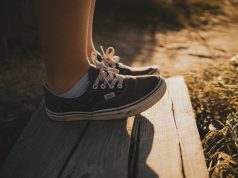 Cu picioarele pe bancă