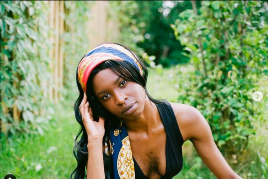 Părul de pe corpul femeilor – un subiect tabu? (cu Queen Ester)